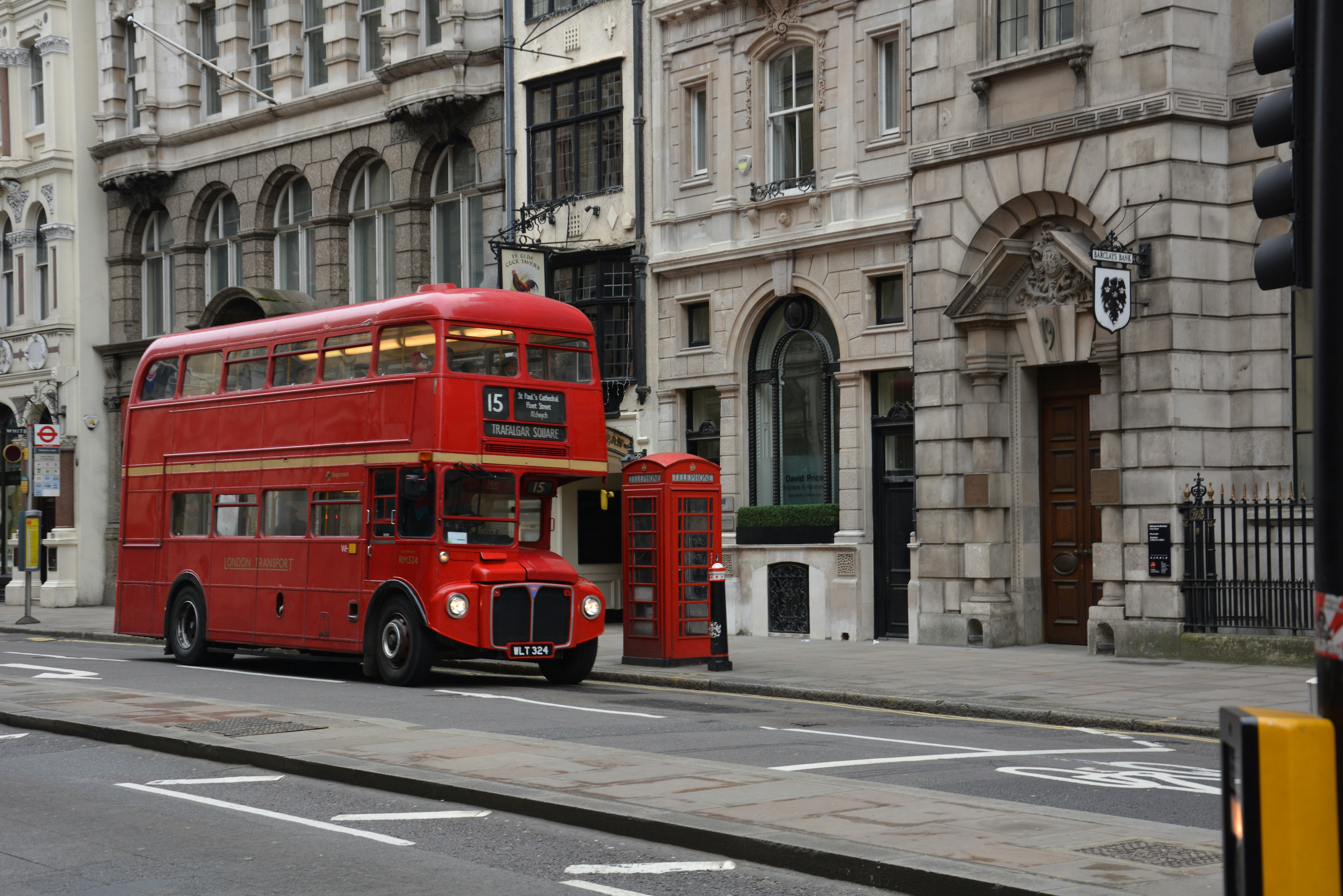 The Best Ways to Get Around London: Tube, Bus, or Bike?