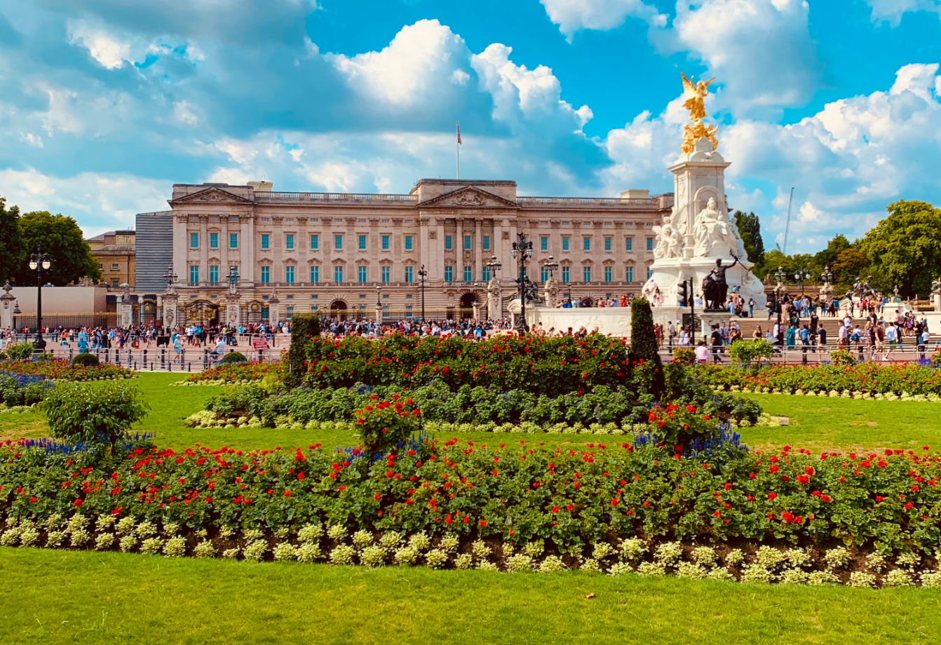 Live Like a Local, Visit Like a Royal: Your Perfect London Summer Stay Near Buckingham Palace