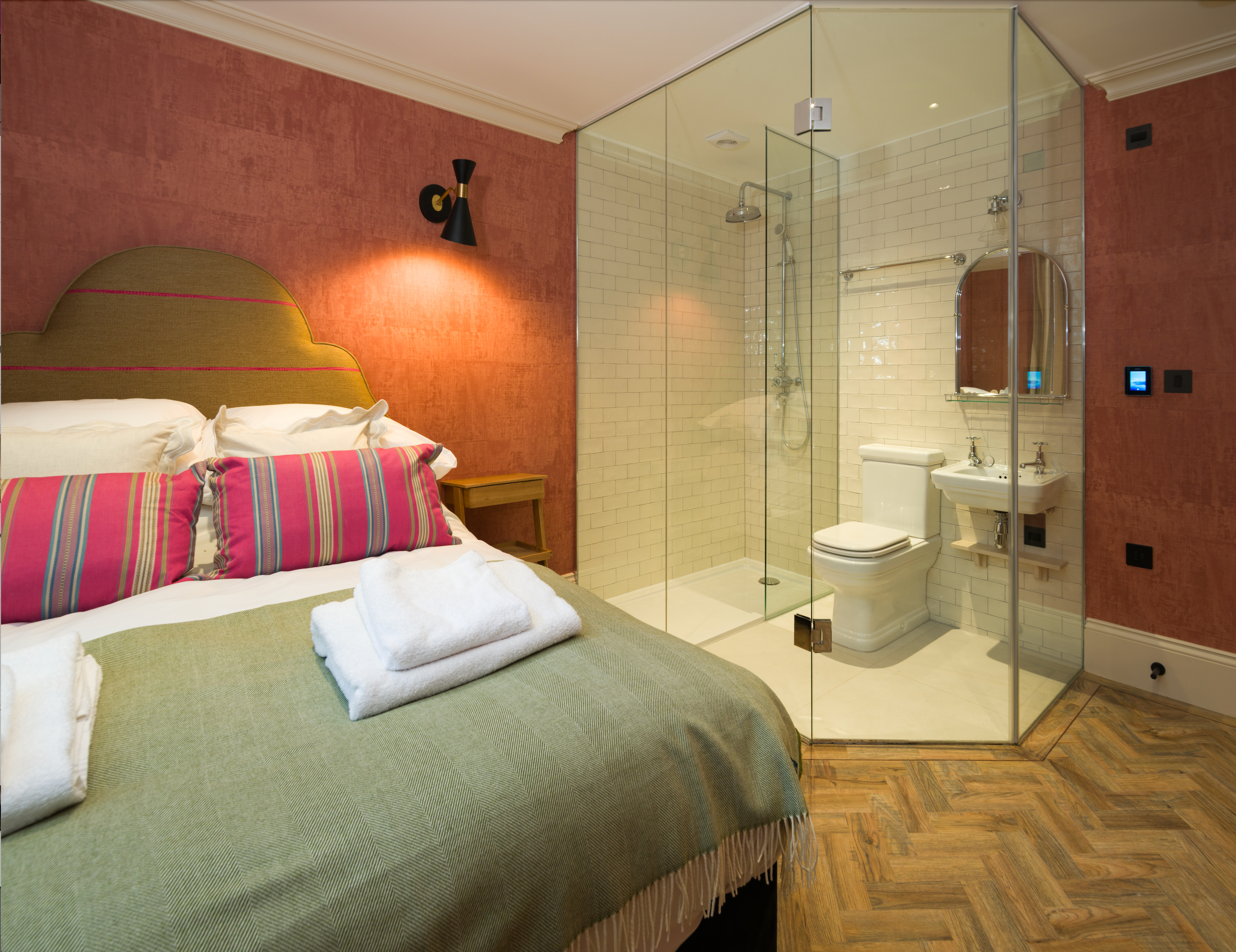 Petite Studio with Private Bathroom in London