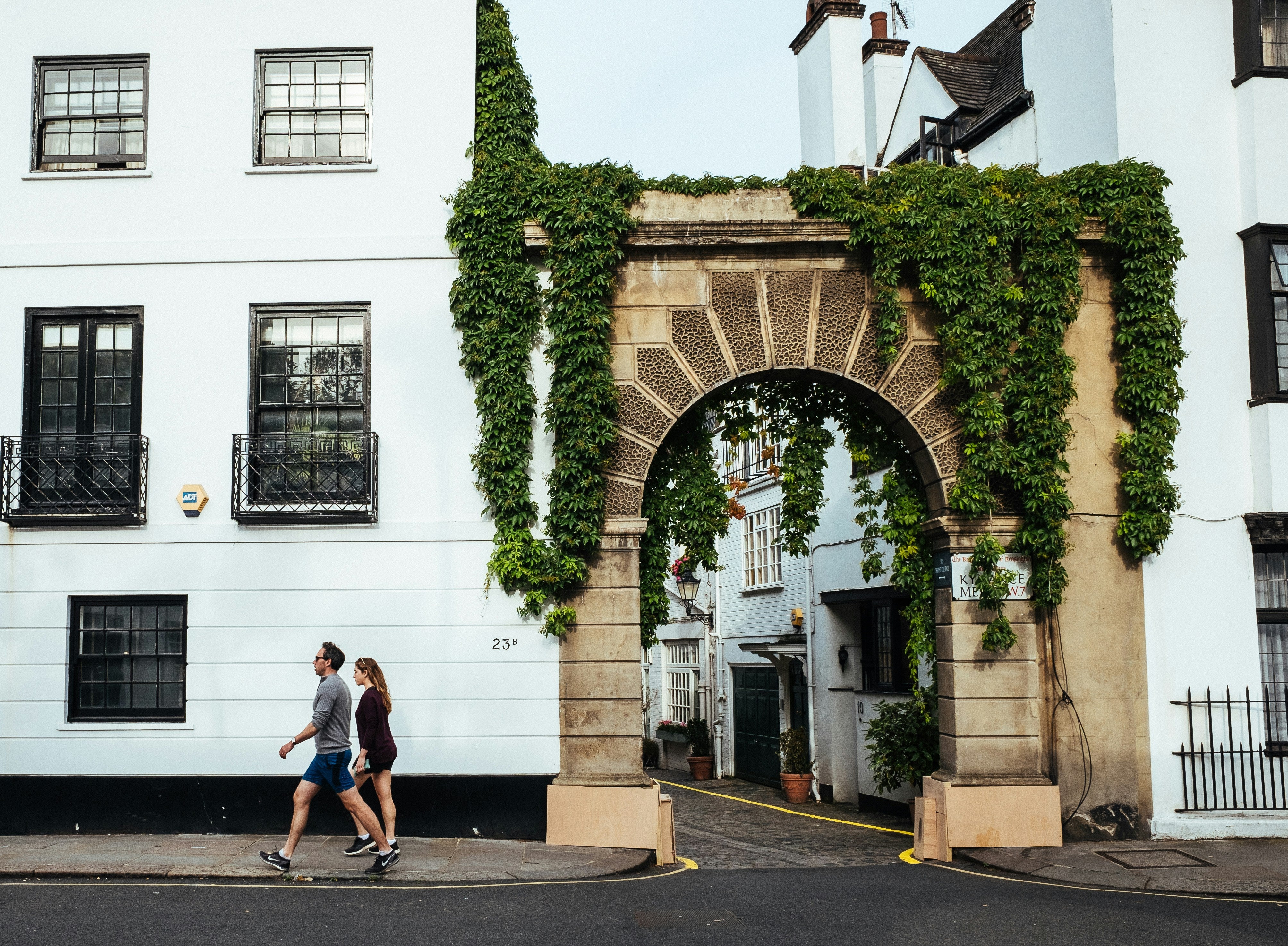 🌿 Safe & Stylish Stays in West London for Solo Female Travellers